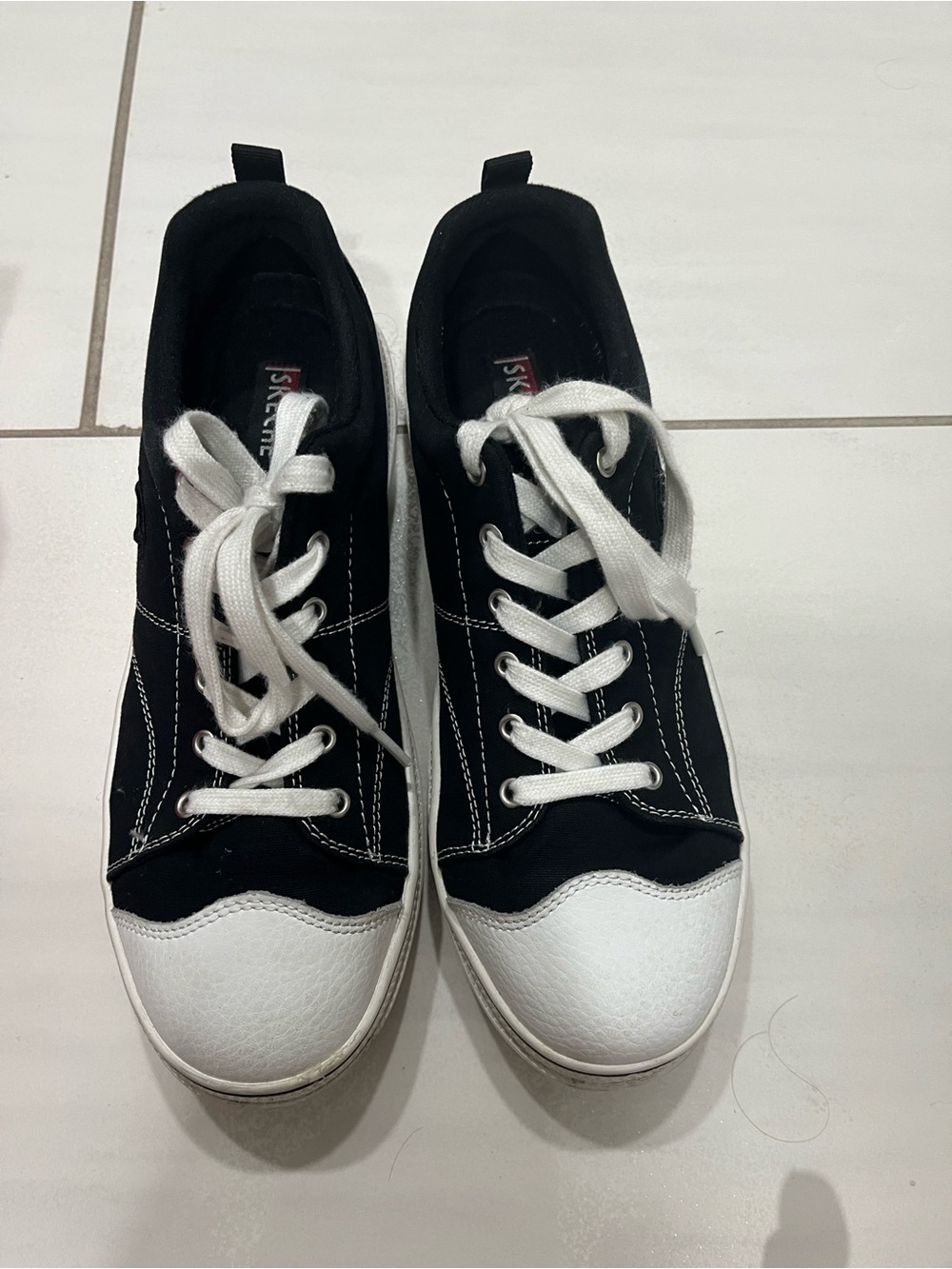Womens Black and White Low-Top Lace-Up Sneakers. Size 10 like new “Roadies”.